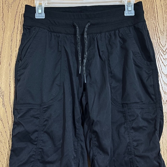 The North Face Women’s Black Athletic Capri Joggers Outdoor Pants Sz-S - Picture 2 of 7